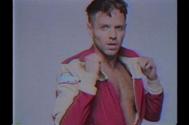 Max Hershenow z zespołu MS MR w teledysku Charli XCX „Boys