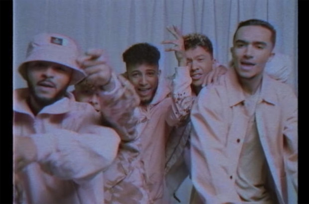 Mic Lowry w teledysku Charli XCX „Boys