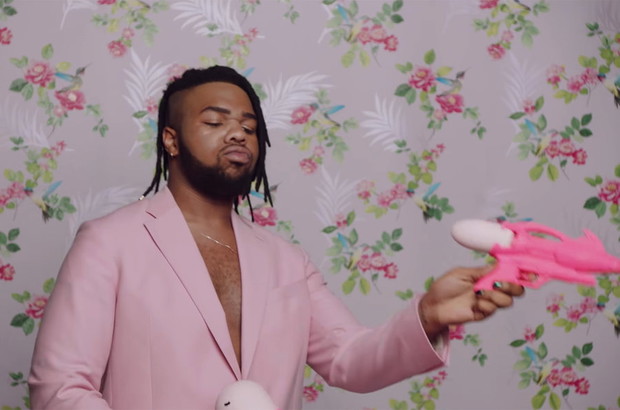 MNEK w teledysku Charli XCX „Boys