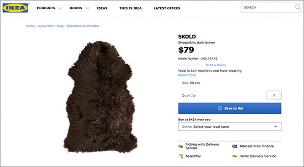Na stronie ikea.pl dostępny jest dywanik wyłącznie w kolorze białym. Cena? 49,99 zł