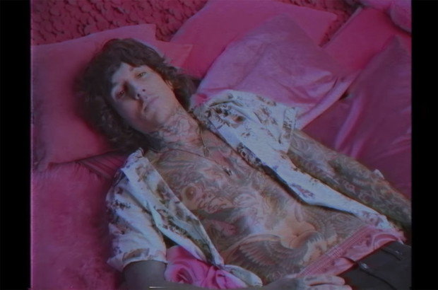 Oli Sykes w teledysku Charli XCX „Boys