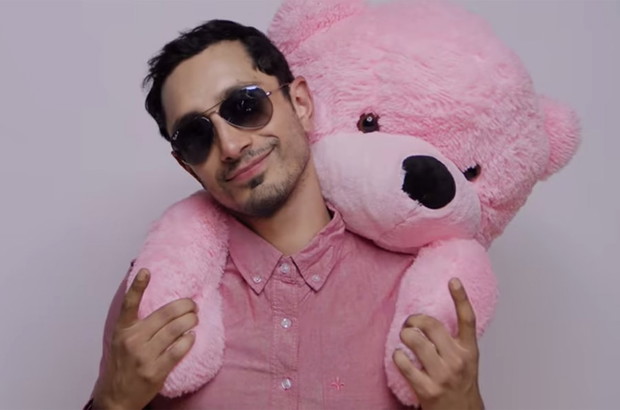 Riz Ahmed w teledysku Charli XCX „Boys