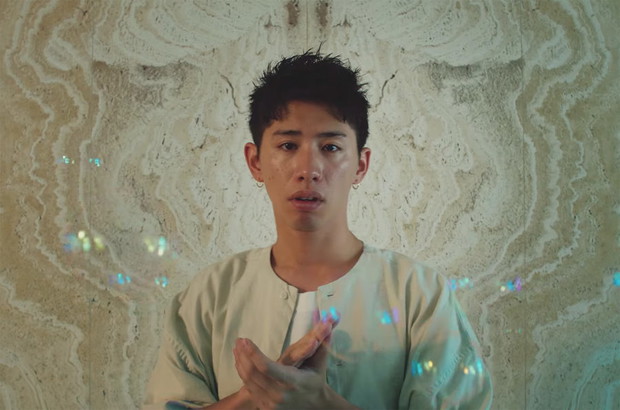 Taka Moriuchi w teledysku Charli XCX „Boys