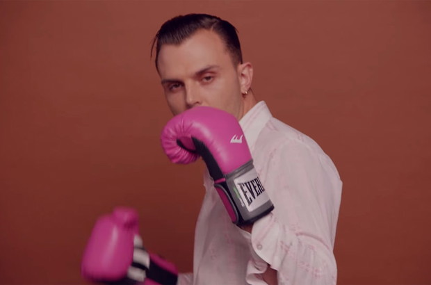 Theo Hutchcraft z zespołu Hurts w teledysku Charli XCX „Boys