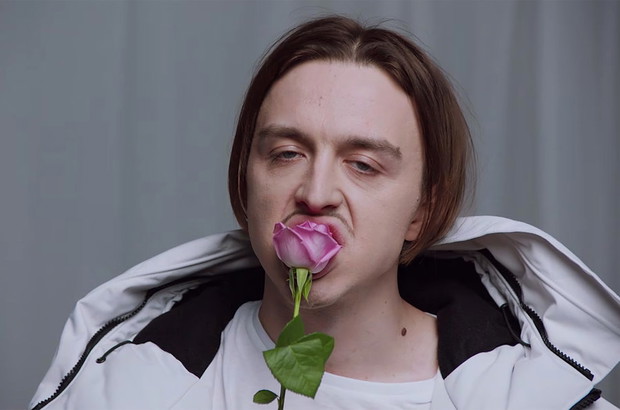 Tommy Cash w teledysku Charli XCX „Boys