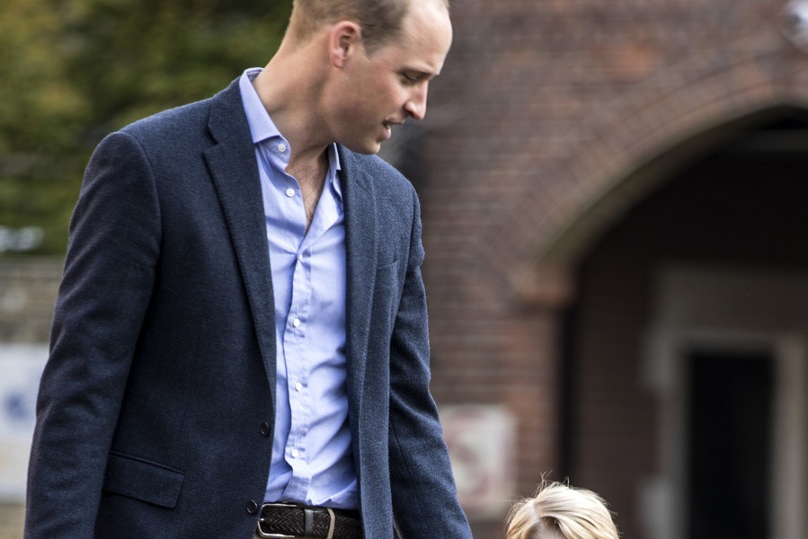 Książę William odprowadza małego George'a do szkoły