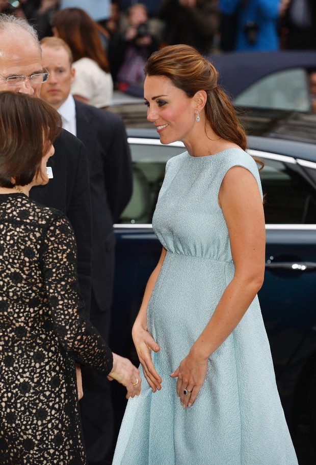 Kate w błyszczącej, turkusowej sukience