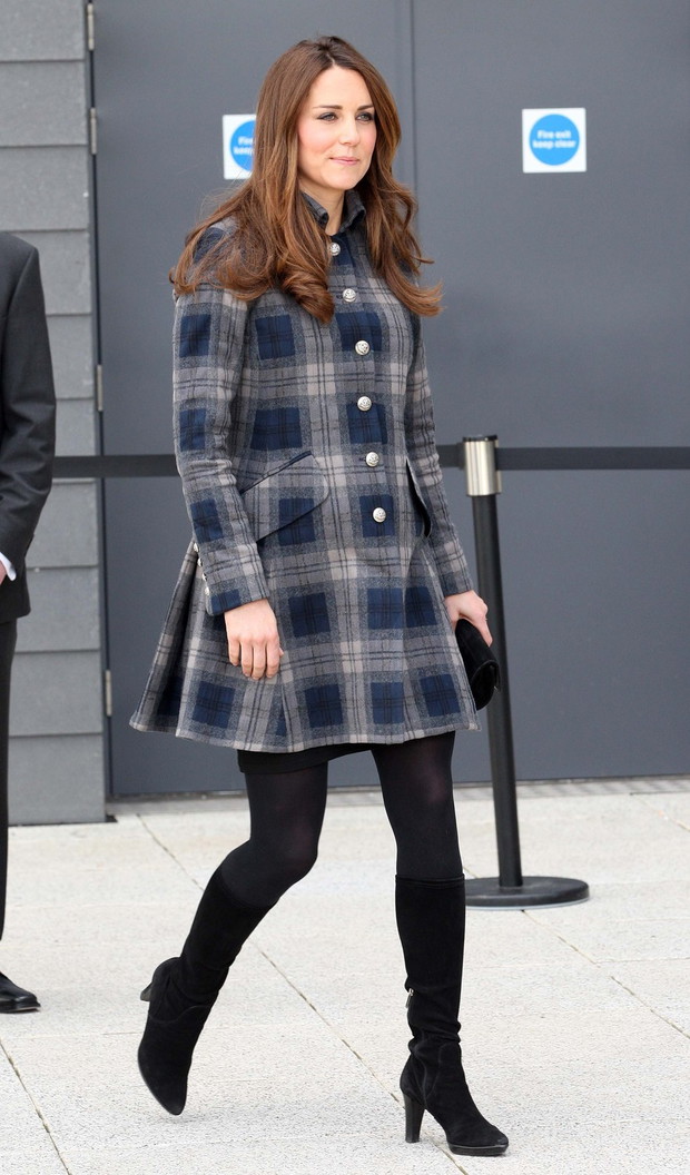 Kate w płaszczyku w kratę