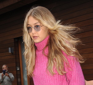 W sieci pojawiło się sporo komentarzy na temat tych butów Gigi Hadid. Niektórzy je wyśmiali, inni są zachwyceni.
