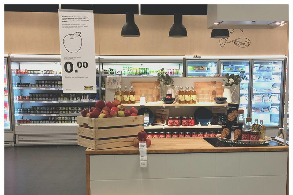 Pogryzione atrapy jabłek w lubelskim sklepie IKEA. Reakcja sieciówki? Bezbłędna!
