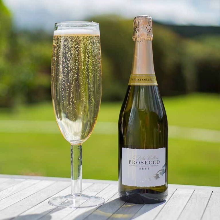 Gigantyczny kieliszek zmieści całą butelkę Prosecco