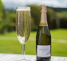 Gigantyczny kieliszek zmieści całą butelkę Prosecco