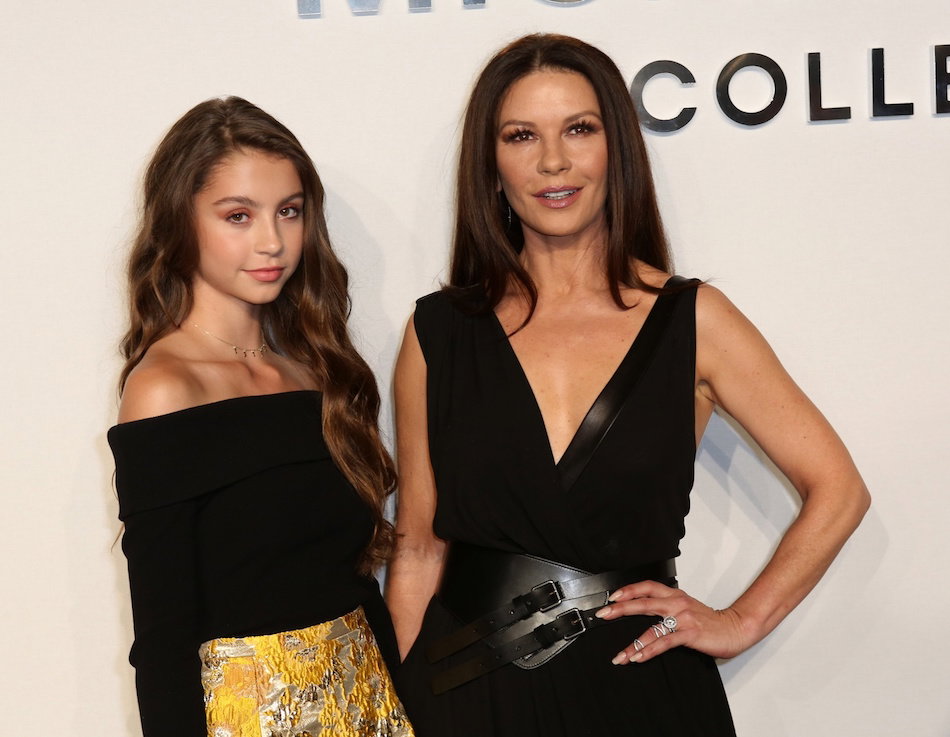Catherine Zeta-Jones z córką Carys na pokazie Michaela Korsa