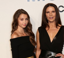 Catherine Zeta-Jones z córką Carys na pokazie Michaela Korsa