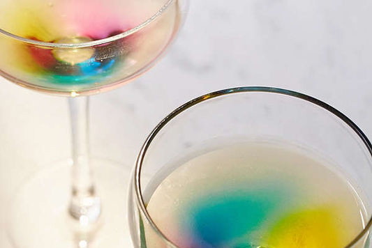 Kieliszki, które wyprodukowała marka Urban Outfitters zmieniają alkohol w tęczę