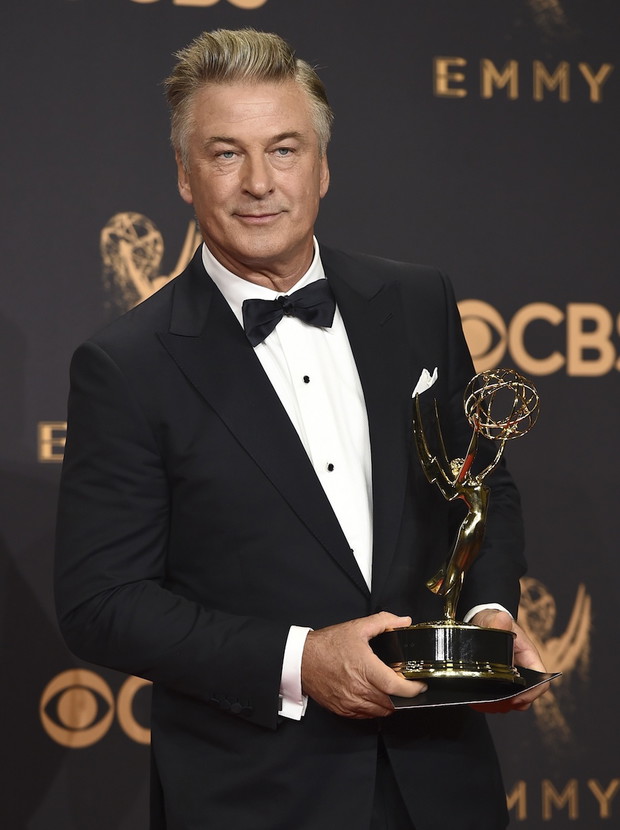 Alec Baldwin ze statuetką Emmy dla najlepszego aktora drugoplanowego w serialu komediowym „Saturday Night Live”