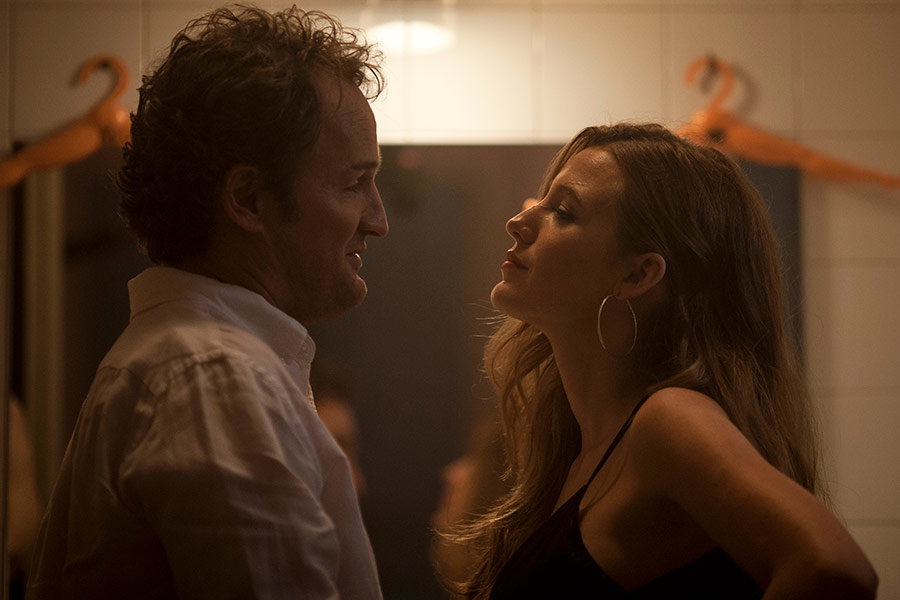 Kadr z nowego filmu z Blake Lively i Jasonem Clarkem „All I See Is You”