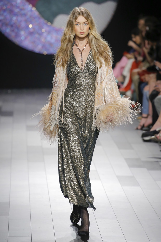 Drugi look Gigi Hadid na pokazie Anny Sui - tutaj już bez buta ;)