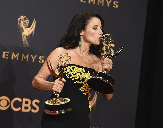 Julia Louis-Dreyfus ze statuetkami za serial „Figurantka”