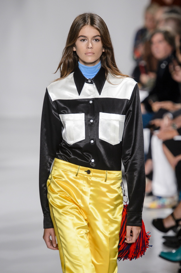 Kaia Gerber po raz pierwszy pojawiła się na wybiegu w pokazie Calvin Klein wiosna-lato 2018