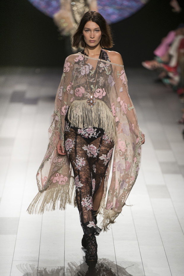 W pokazie Anny Sui wiosna-lato 2018 szła także siostra Gigi, Bella Hadid