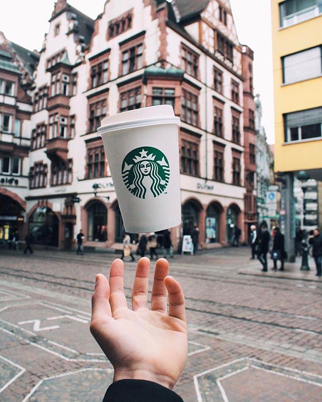 Kubek Starbucksa z kultowym logo marki