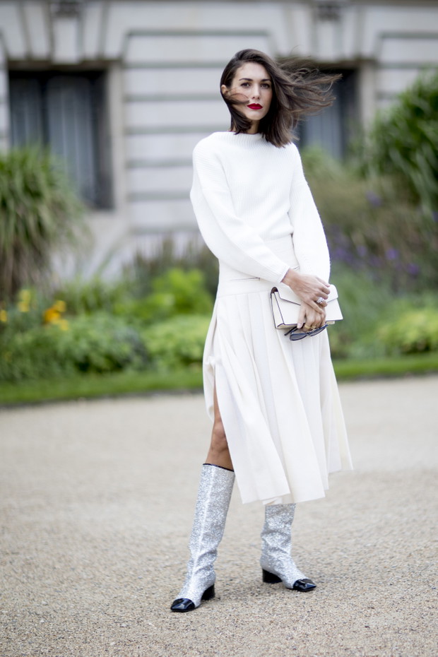 Moda uliczna na ulicach Paryża w trakcie fashion weeka