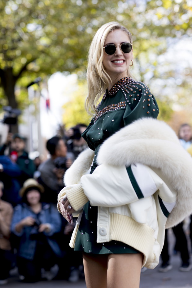 Moda uliczna na ulicach Paryża w trakcie fashion weeka