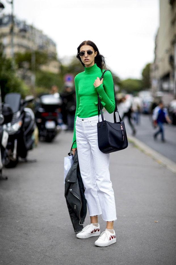 Moda uliczna na ulicach Paryża w trakcie fashion weeka