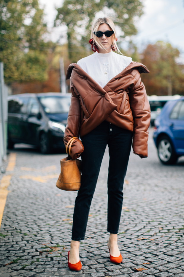 Moda uliczna na ulicach Paryża w trakcie fashion weeka