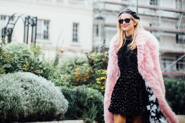 Moda uliczna na ulicach Paryża w trakcie fashion weeka