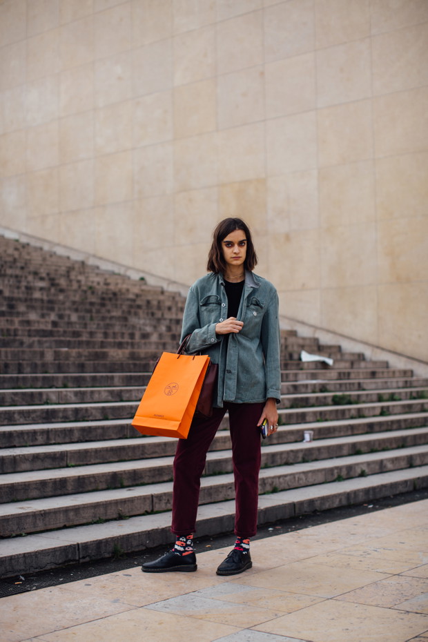 Moda uliczna na ulicach Paryża w trakcie fashion weeka