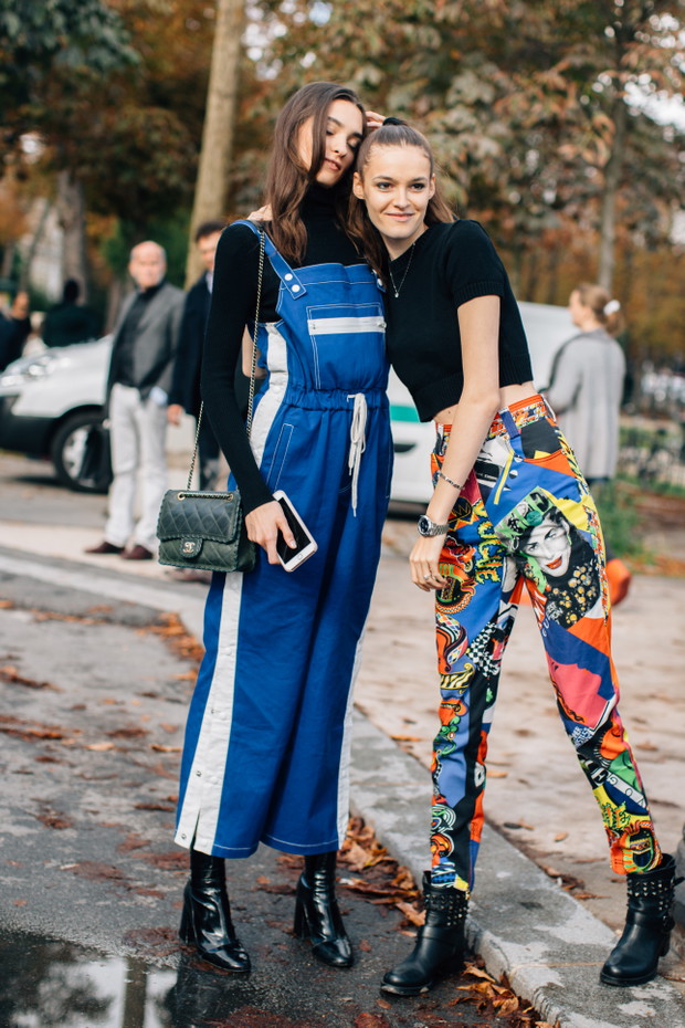Moda uliczna na ulicach Paryża w trakcie fashion weeka