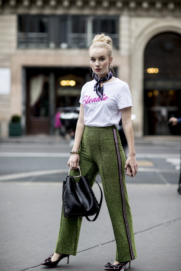 Moda uliczna na ulicach Paryża w trakcie fashion weeka