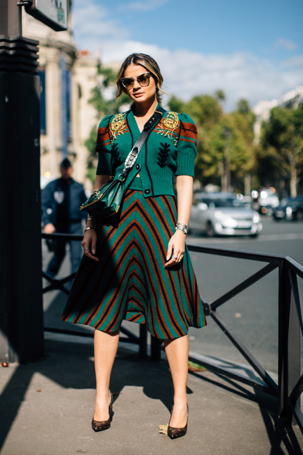 Moda uliczna na ulicach Paryża w trakcie fashion weeka