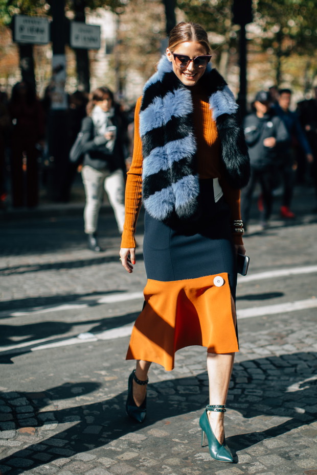 Moda uliczna na ulicach Paryża w trakcie fashion weeka