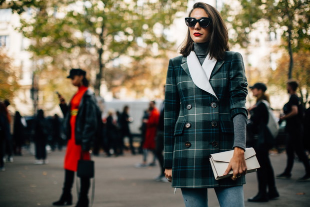 Moda uliczna na ulicach Paryża w trakcie fashion weeka