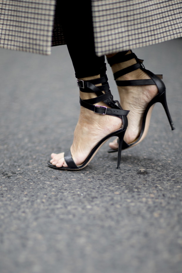 Moda uliczna na ulicach Paryża w trakcie fashion weeka