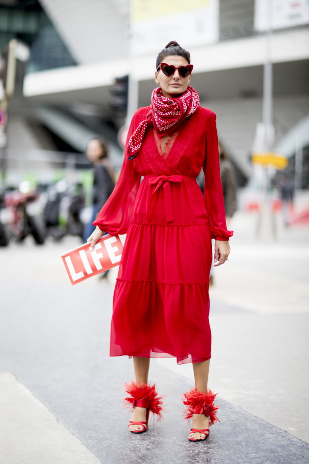 Moda uliczna na ulicach Paryża w trakcie fashion weeka