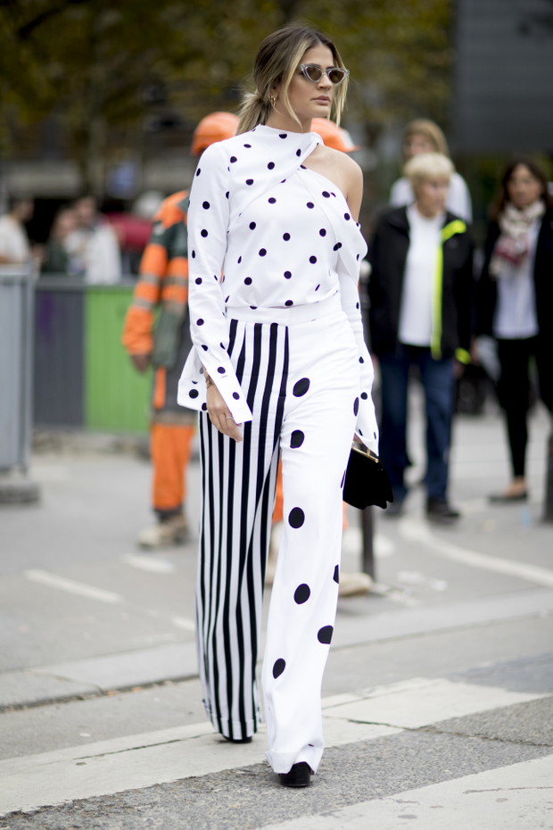Moda uliczna na ulicach Paryża w trakcie fashion weeka