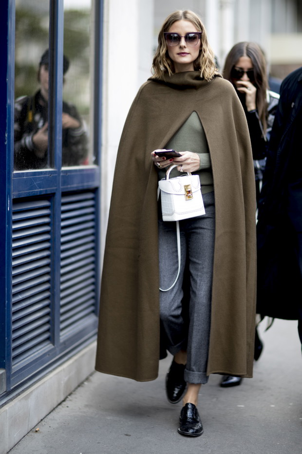 Moda uliczna na ulicach Paryża w trakcie fashion weeka