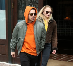 Sophie Turner i Joe Jonas oficjalnie zaręczeni