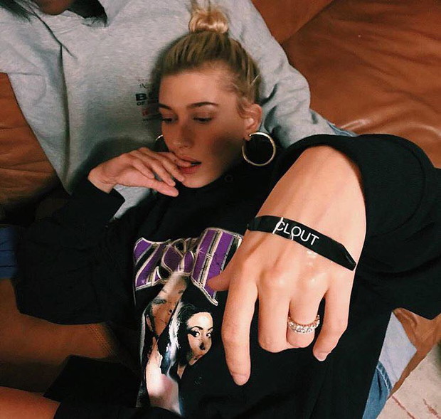 Hailey Baldwin w bluzie Misbhv