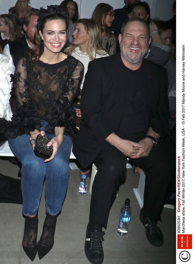 Harvey Weinstein z Mandy Moore na pokazie Marchesa