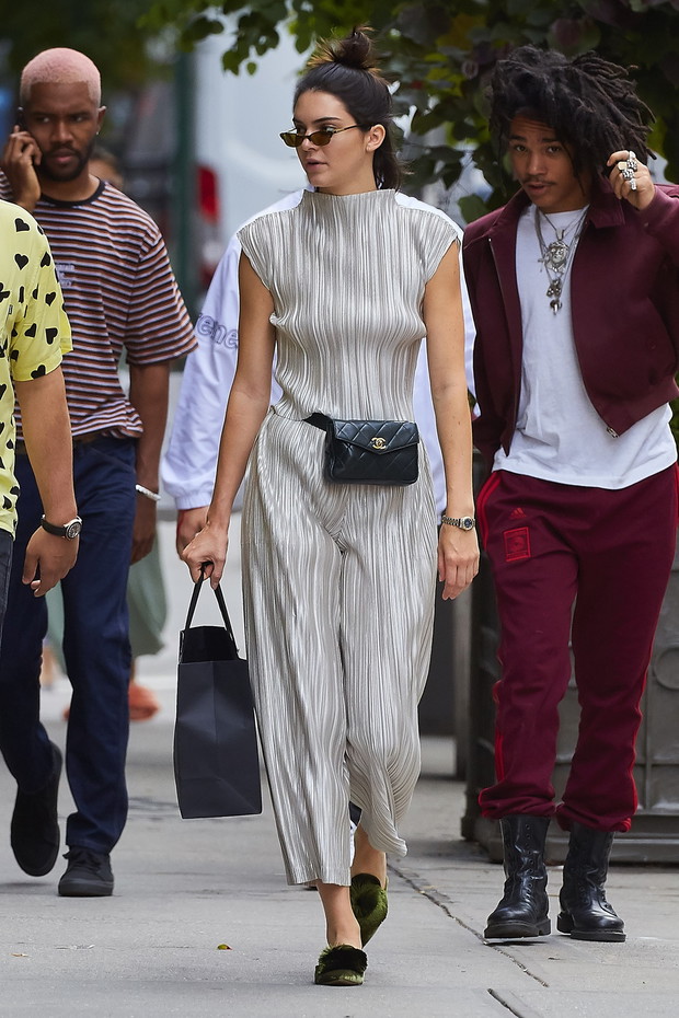 Najmodniejszy dodatek lat 90. powraca! Noszą go modelki m.in. Kendall Jenner