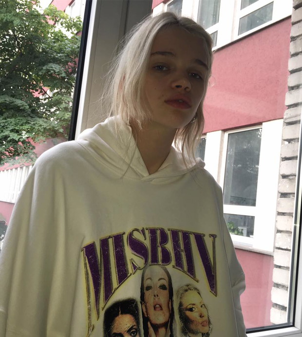 Stella Lucia Deopito w bluzie z metka Misbhv