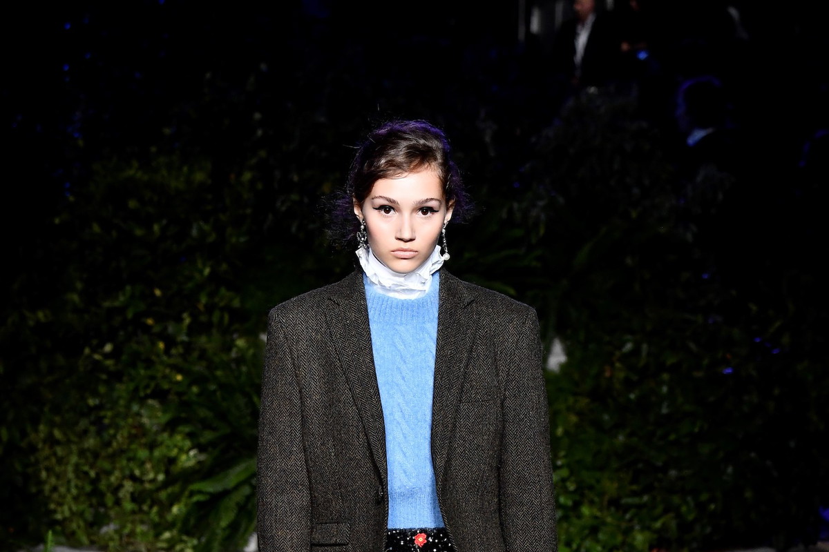 Michelle Gutknecht w pokazie ERDEM x H&M w Los Angeles