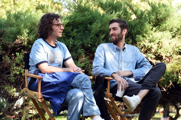 Dave McCary (po prawej) jest scenarzystą i reżyserem skeczy w programie Saturday Night Live
