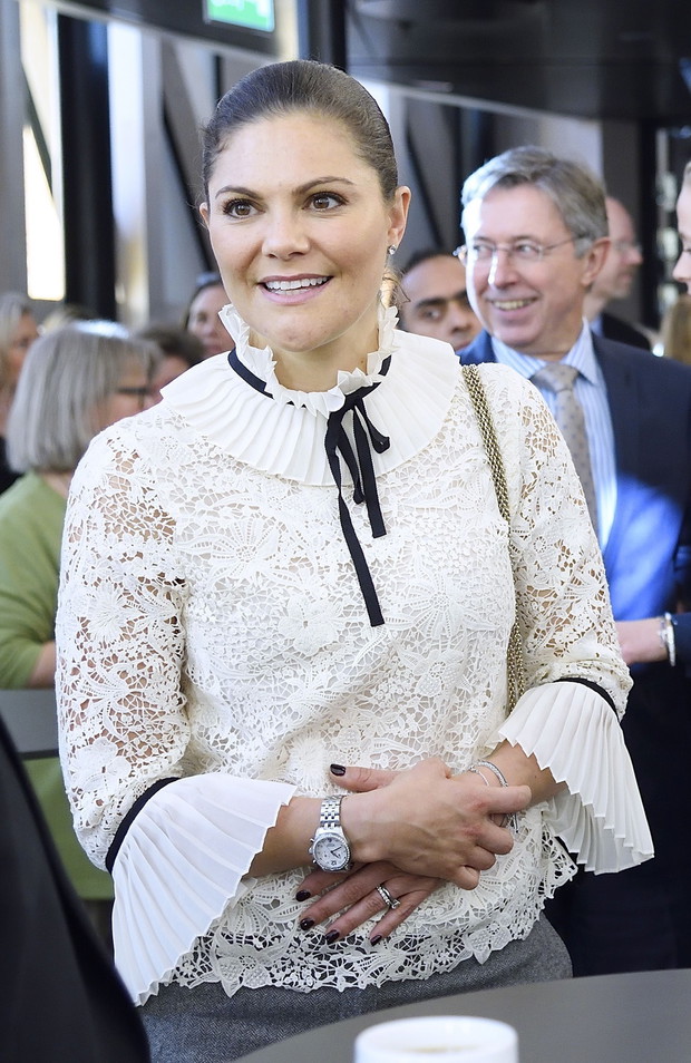Gwiazdy i blogerki w kolekcji ERDEM x H&M: Księżna Victoria w koszuli z kolekcji ERDEM x H&M