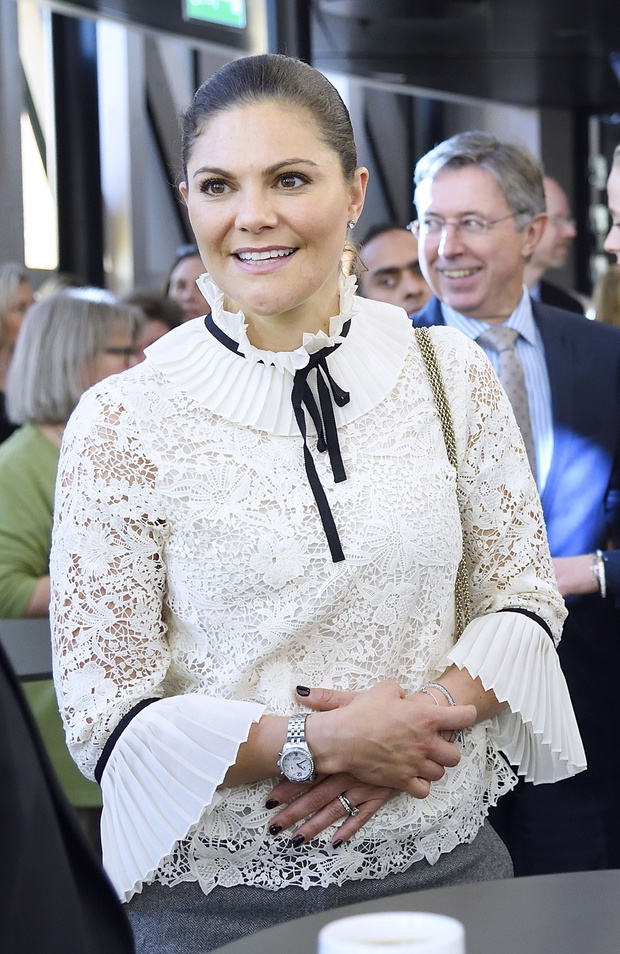 Gwiazdy i blogerki w kolekcji ERDEM x H&M: Księżna Victoria w koszuli z kolekcji ERDEM x H&M